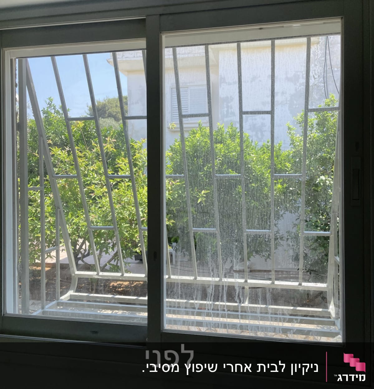 חלון מלוכלך עם סימני מים ואבק